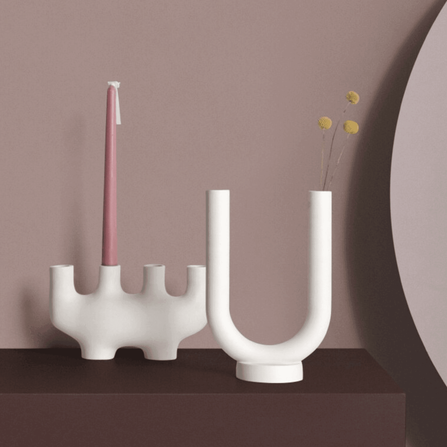 Suporturi pentru lumânări subțiri cu forme curbe scandinave