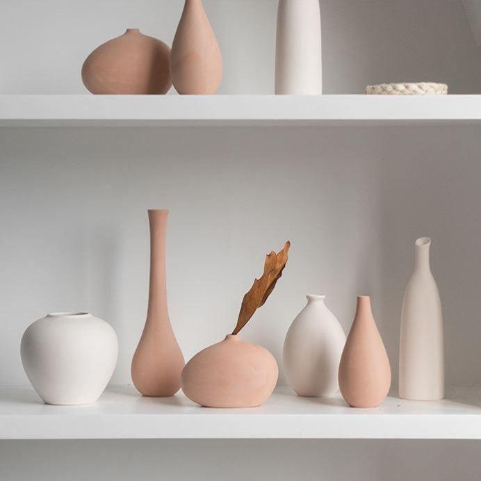 Vaze ceramice în tonuri neutre