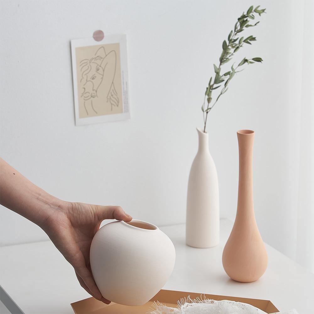 Vaze ceramice în tonuri neutre