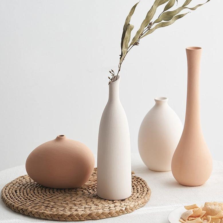 Vaze ceramice în tonuri neutre