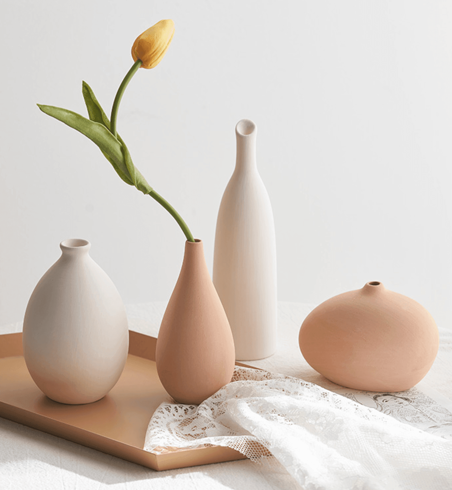Vaze ceramice în tonuri neutre