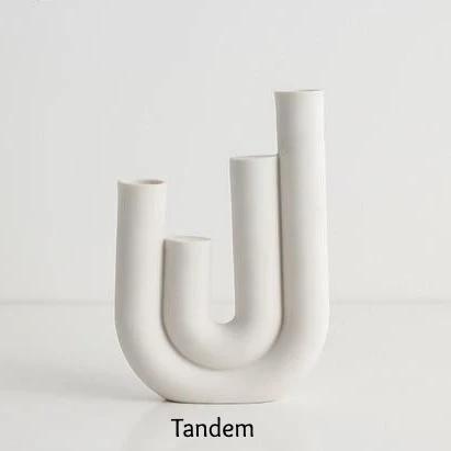 Suporturi pentru lumânări subțiri cu forme curbe scandinave
