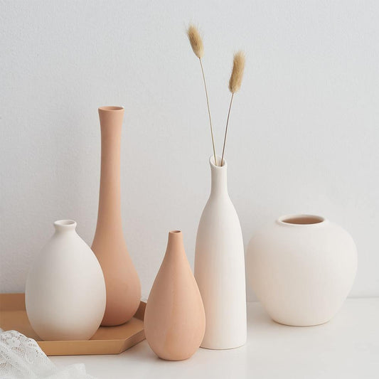 Vaze ceramice în tonuri neutre