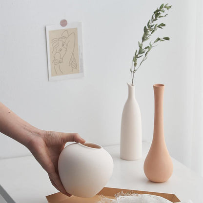 Vaze ceramice în tonuri neutre
